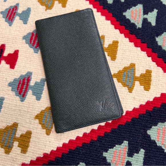 LOUIS VUITTON
Taiga Porte-Chequier Cartes Credit
Wallet - Picture 2 of 12